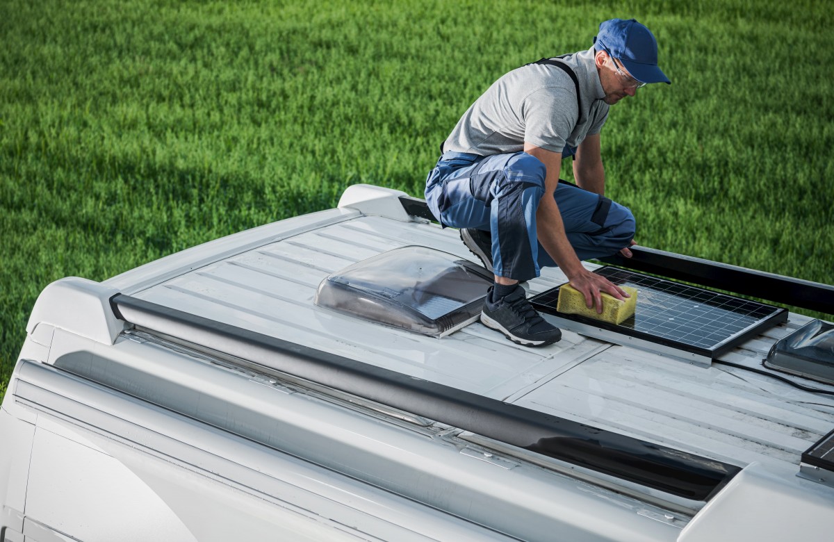 men cleaning camper van rv roof installed solar pa CLNX5X8 - Montar placa solar en mi furgoneta